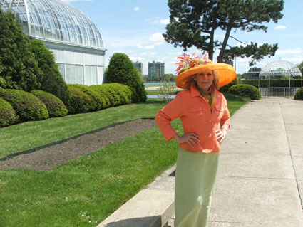 078_GenaConti_AdmiresGrounds